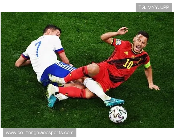 阿扎尔足球风采完美呈现高清无缝壁纸，畅享明星魅力与球场激情